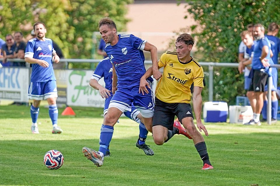 Hainsfarths Martin Hoffmann (ilnks) und Maurens Simon Löfflad lieferten sich beim 0:0 beider Teams packende Duelle.