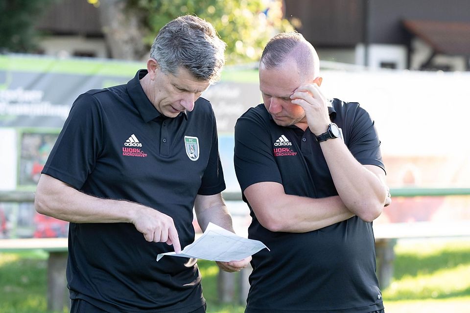 Am Freitag, dem 28. Februar, geht es gegen Bad Endorf: TuS-Trainer Sven Teichmann (l.) und sein Co Andreas Matthäus stehen mit Holzkirchen kurz vor dem Restart in die Bezirksliga.