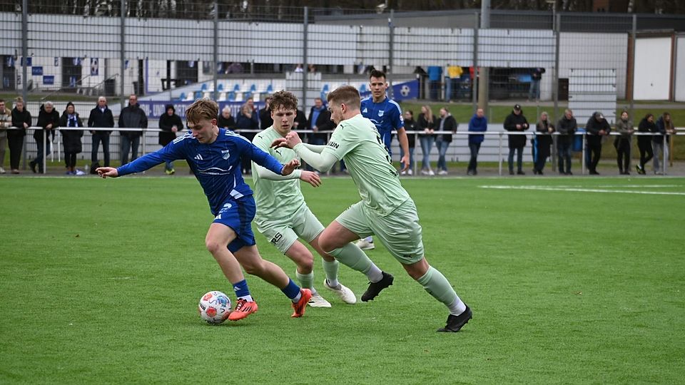 Henry Grothkopp (Rotenhof) wird von Paul Eberhardt und Calvin Ehlert (PSV) bedrängt.