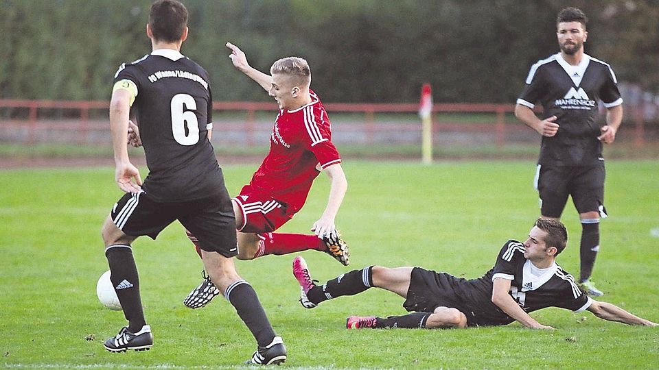 In der Fußball-Bezirksliga-Partie zwischen Rot-Weiss Cuxhaven und dem FC Wanna/Lüdingworth war Steffen Rohwedder (rotes Trikot) meistens nicht zu bremsen. Der 18-Jährige erzielte drei Tore.   Foto: Lütt