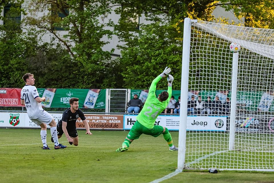 Der Schwaiger Torreigen ist eröffnet: Raffi Ascher (2.v.l.) köpft am langen Pfosten einen Flankenball von Leon Roth zum 1:0 ins Netz. Garmischs Verteidiger Philippe Schulz und Torwart Simon Voß haben das Nachsehen.