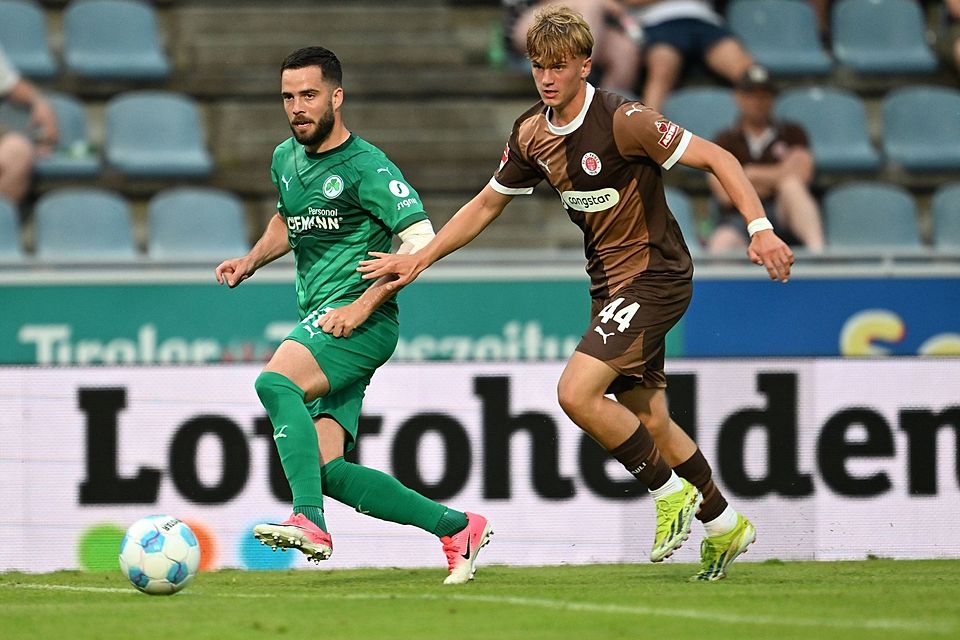 Erster Einsatz für die Profis des FC St. Pauli: Noah Palapies (re.) im Duell mit Niko Gießelmann (SpVgg Greuther Fürth). 