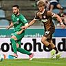 Erster Einsatz für die Profis des FC St. Pauli: Noah Palapies (re.) im Duell mit Niko Gießelmann (SpVgg Greuther Fürth). 