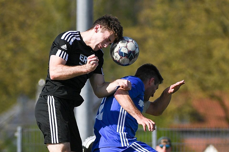 Fabian Vetterer vom TuS Maulburg (links) entscheidet das Kopfballduell gegen Christian Keller vom SV Karsau für sich.  | Foto: Gerd Gründl