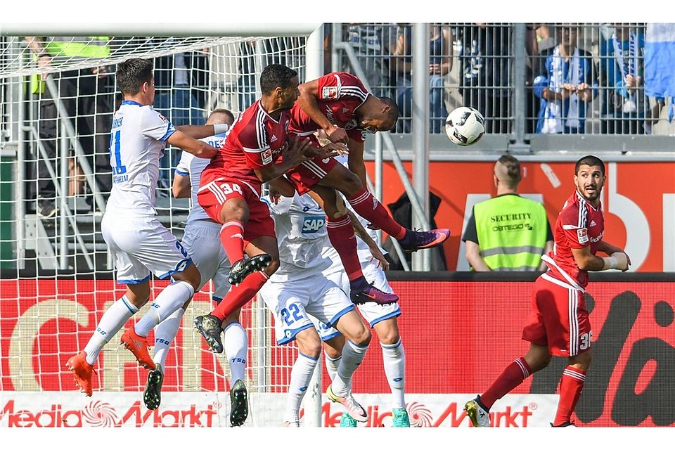 Der FC Ingolstadt (in rot gegen TSG Hoffenheim) bildet junge Nachwuchskicker künftig dezentral über regionale Stützpunkte wie beim TSV Abensberg aus.  Foto: dpa