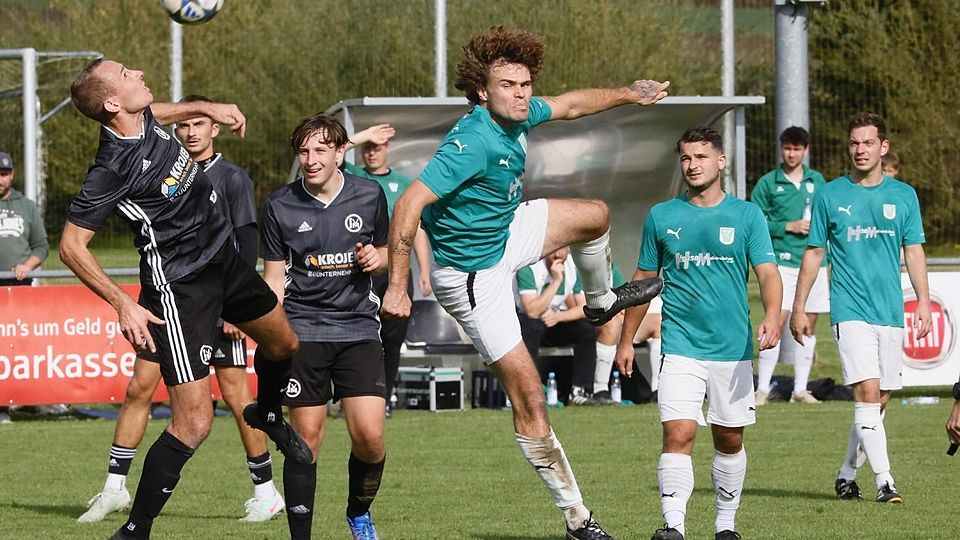 Mit brutaler Effektivität zum Derbysieg: Die Mauerner (in Schwarz) fügten der FVgg die erste Saisonniederlage zu.