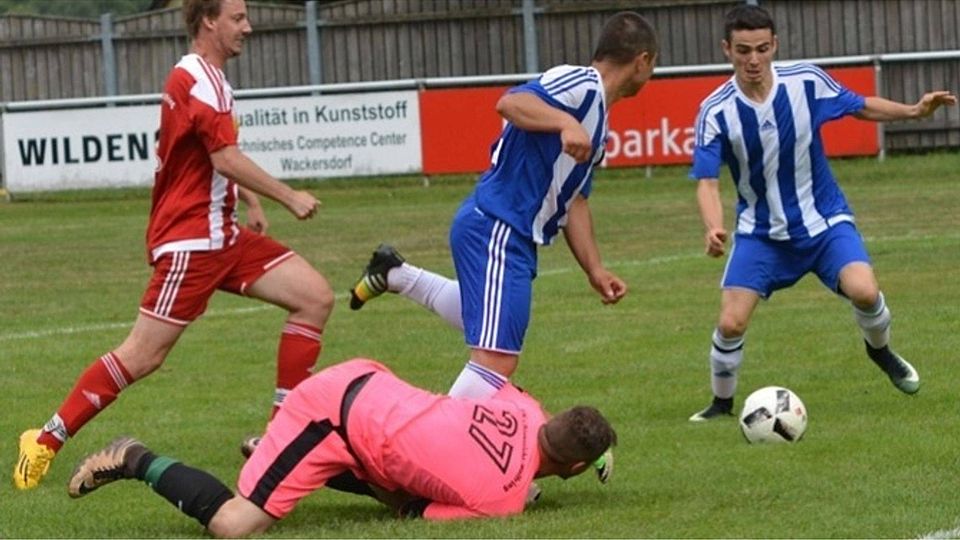 Dem TV Wackersdorf gelang durch Marcel Koman in der zweiten Hälfte der Ausgleich. Am Ende stand es 1:1 gegen die DJK Dürnsricht-Wolfring, das Spiel war über 90 Minuten sehr kampfbetont mit zahlreichen Fouls. Foto: sca