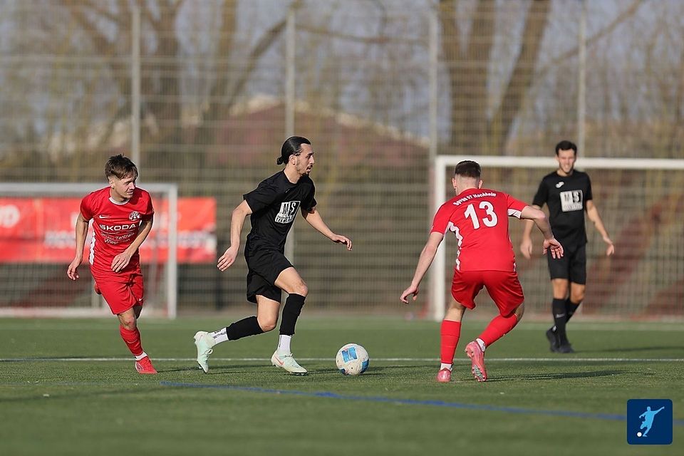 Die Spvgg. 07 Hochheim (rote Trikots) und der FC Schwalbach (schwarze Trikots) durften wichtige drei Punkte bejubeln. 