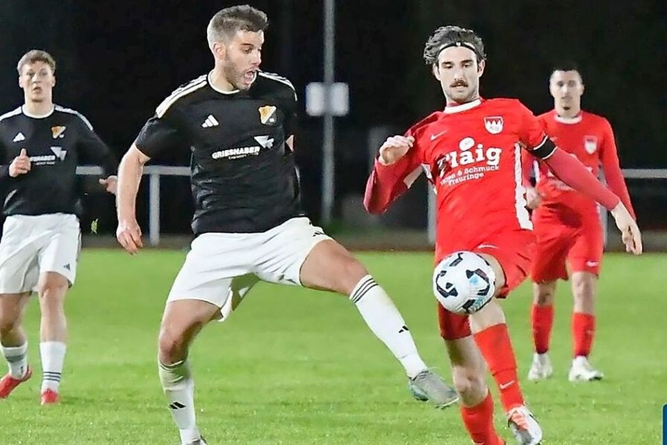 Doppeltorschütze: Sandro Knab (links) mit dem Tiengener Gabriel Steffen Doppeltorschütze: Sandro Knab (links) mit dem Tiengener Gabriel Steffen