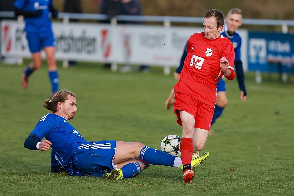 Sieg zum Abschluss: Tobias Kruber (rechts) und der FC Rennertshofen besiegten Julian Mayr und die SG Münster/Holzheim mit 2:1.