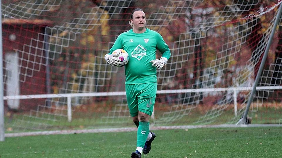 Keeper Nils Fischer (TSV Plön) muss vorzeitig seine Arbeit beenden.