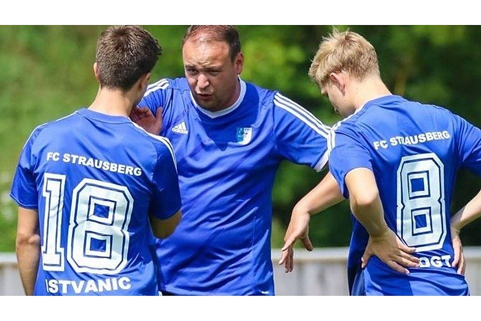 Weiß, dass seine Jungs mit Wismar ein harter Brocken erwartet: Strausbergs Trainer Christof Reimann (Mitte) Foto: Edgar Nemschok