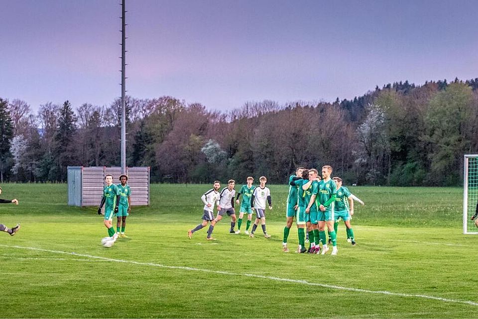 Freistoß für den TSV Grünwald – Dem TSV Grünwald II gelingt ein klarer Sieg gegen TSV Weyarn.