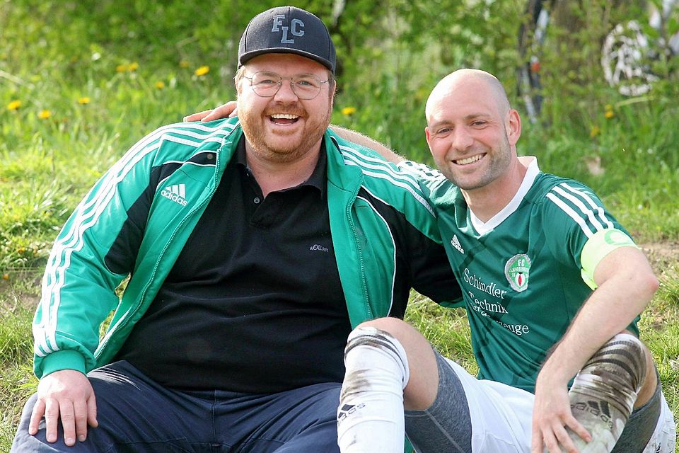 Zwei FCL-Dauerbrenner unter sich: Doppeltorschütze und Jubilar Sebastian Böhm (r.) mit Landsberieds Vereinsvorsitzenden Michael Bals.