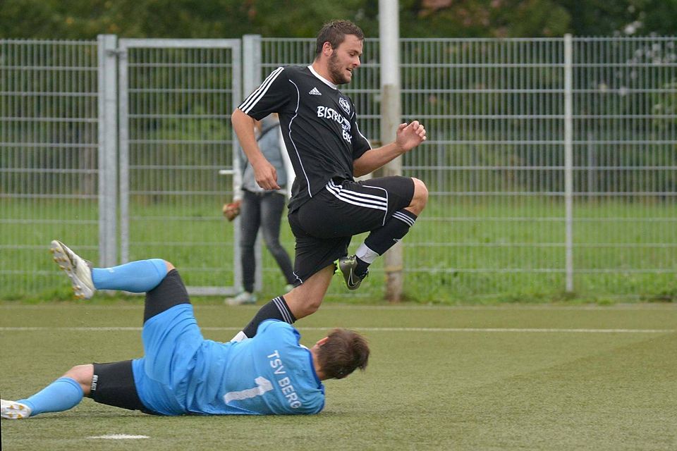 Simon Kloos und der SV Bergatreute gewannen gegen den TSV Berg III (Torwart Daniel Herrmann) deutlich mit 4:0. Foto: Florian Wolf