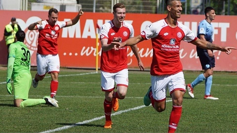 Dreifacher Jubel (v.r.): Heinz Mörschel machte das 3:0, Jannik Mause das 2:0 - und Karl-Heinz Lappe wird aller Voraussicht nach Torschützenkönig. Foto: Mainz 05