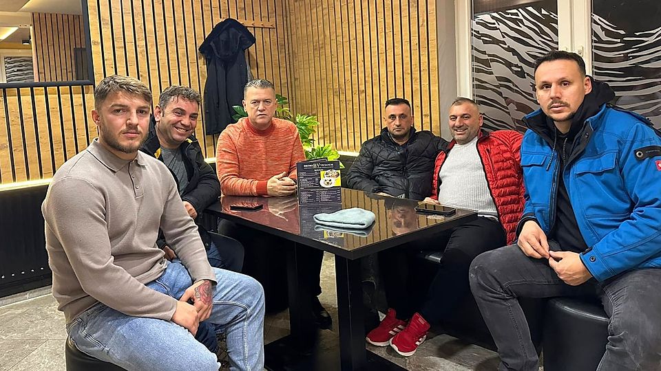 Die Vorstandschaft des FC Kosova freut sich auf die Rückkehr von Mergent Sulmataj (links).