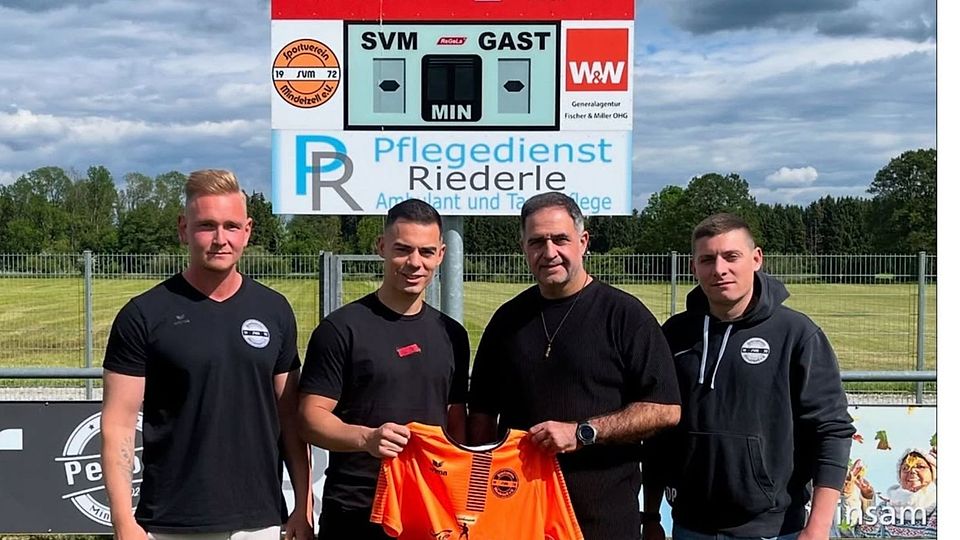 Der Sportliche Leiter Manuel Mair, Spielertrainer Eduard Thommy, Co-Trainer Ali Bozdemir und Abteilungsleiter David Paul freuen sich auf die Zusammenarbeit in der neuen Saison (Auf dem Foto von links nach rechts).