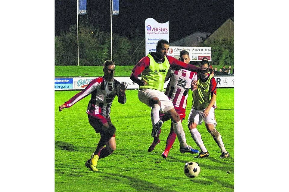 Ein Garant für die starke Defensive des FC Wegberg-Beeck ist Patrick Ajani (Mitte), der den gegnerischen Angriff alleine stoppt. Foto: Royal