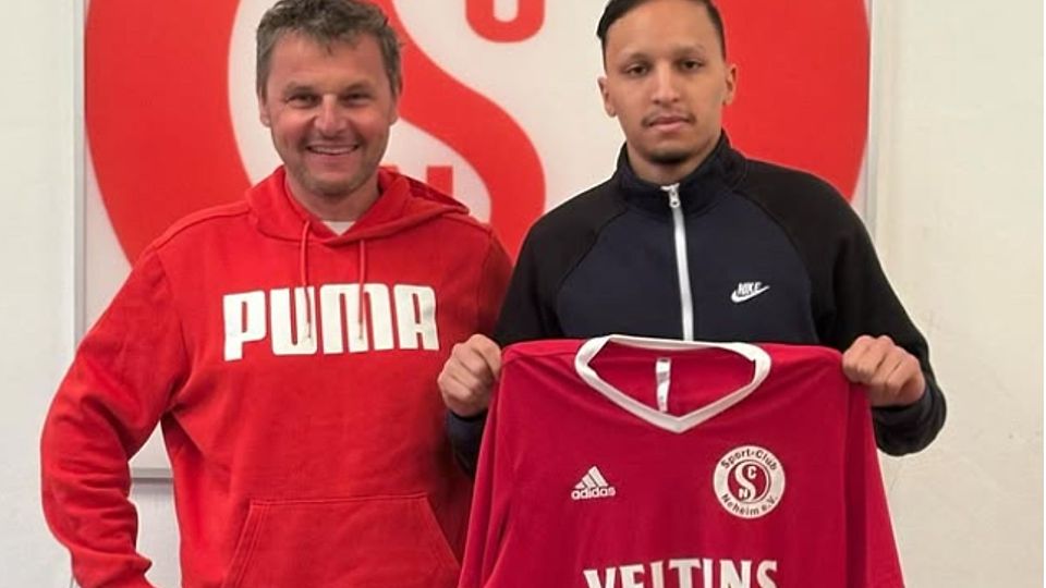 Neuer Torjäger für den SC Neheim: Anas Boukidar (r.) kommt vom TuS Sundern und wird von Neheims Sportlichen Leiter Uli Mayer begrüßt.