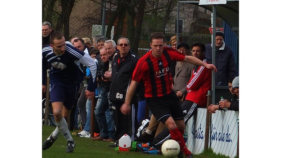 Dennis Schäfer in Aktion, wie hier im Spiel gegen OT Bremen. Darauf müssen die Fans länger warten. Foto: Volker Schmidt