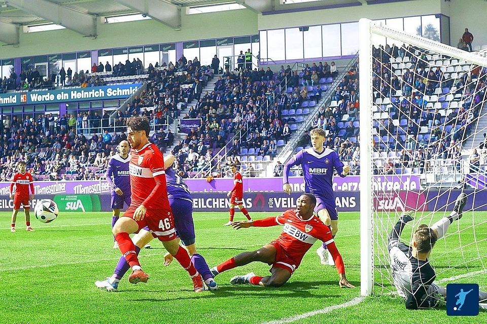 Voller Einsatz um den Ball. 
