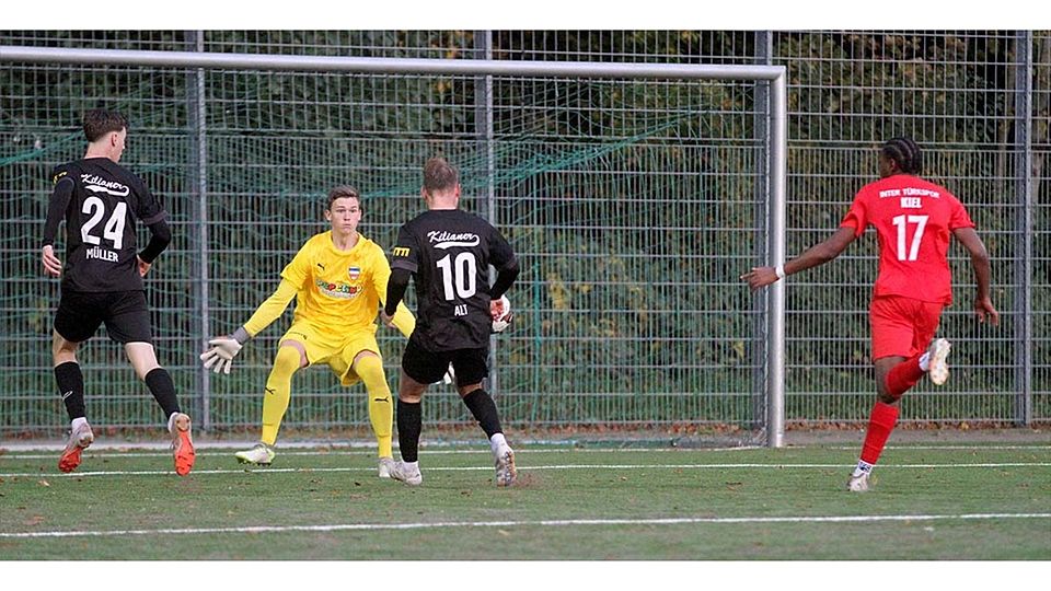 Marvin Müller (Kilia) und Julius Alt (re.) tauchen vor Goalie Niklas Krause auf. Der Alt-Heber von Alt wird jedoch von Denzel Imasün (re.) von der Torlinie gekratzt.