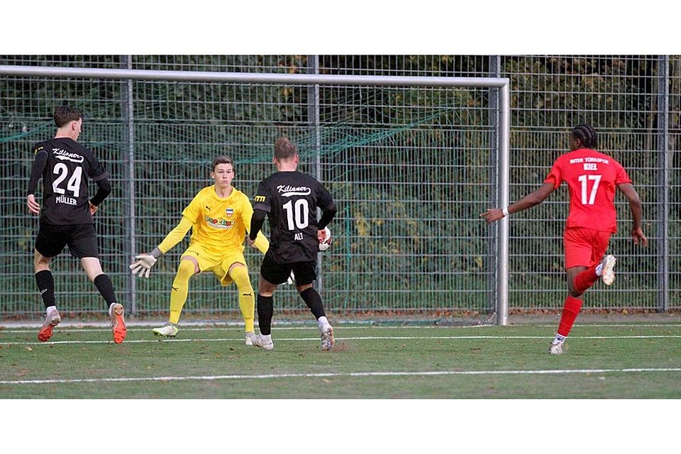 Marvin Müller (Kilia) und Julius Alt (re.) tauchen vor Goalie Niklas Krause auf. Der Alt-Heber von Alt wird jedoch von Denzel Imasün (re.) von der Torlinie gekratzt.