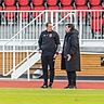 Laurent Kopriwa (l.) - hier im Gespräch mit F91-Trainer Fangueiro - gehört weiter zu Luxemburgs Top-Schiedsrichtern