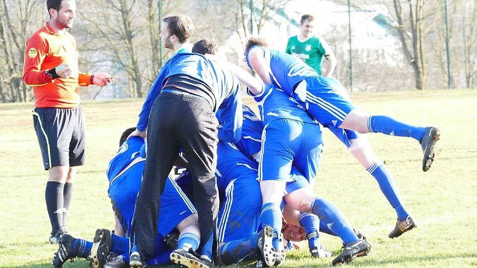 Die SG Freiensteinau (rechts Sebastian Krieg) und die SG Löschenrod beackerten am Ostersamstag das Spielfeld im ?Blauen Eck?, das aufgrund nachfolgender Regenfälle am Ostermontag nicht mehr bespielt werden konnte. 	Foto: Henning