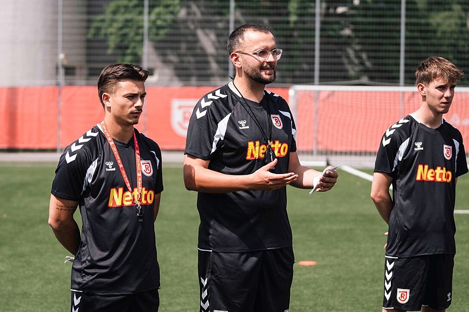 Lukas Baumer (Mitte) hat seine Arbeit als neuer Cheftrainer der Bayernliga-U21 des SSV Jahn Regensburg aufgenommen.