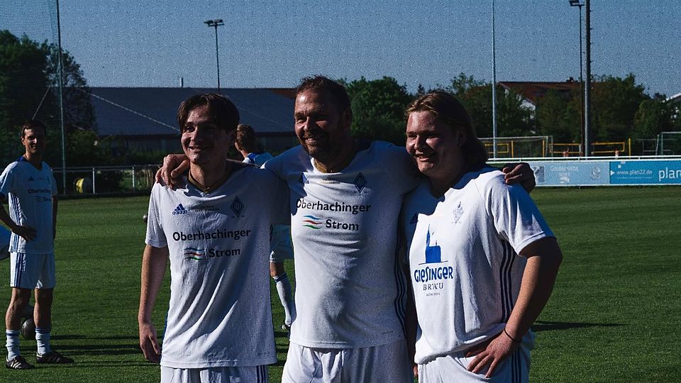 Der FC Deisenhofen ist für sie viel mehr als Fußball: Der scheidende FCD-Manager Franz Perneker mit seinen Söhnen Andreas (l.) und Maximilian beim Abschiedsspiel nach 22 erfolgreichen Jahren.