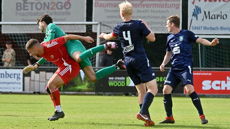 Bei dieser Abwehraktion verletzt sich der Mülheim-Kärlichs Torhüter Felix Lehmann offensichtlich so sehr, dass er minutenlang behandelt und bandagiert werden musste. Noah Lorenz sah dafür die rote Karte. 
