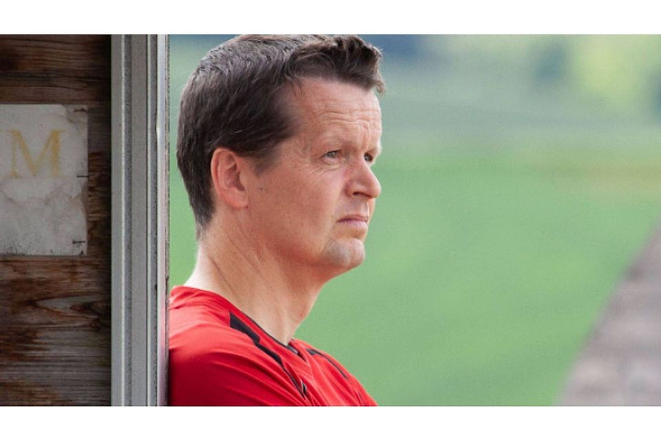 Sorgenvoller Blick: Trainer Michael Weidinger steht mit seinem SC Wörthsee auf einem Abstiegsplatz. aj 