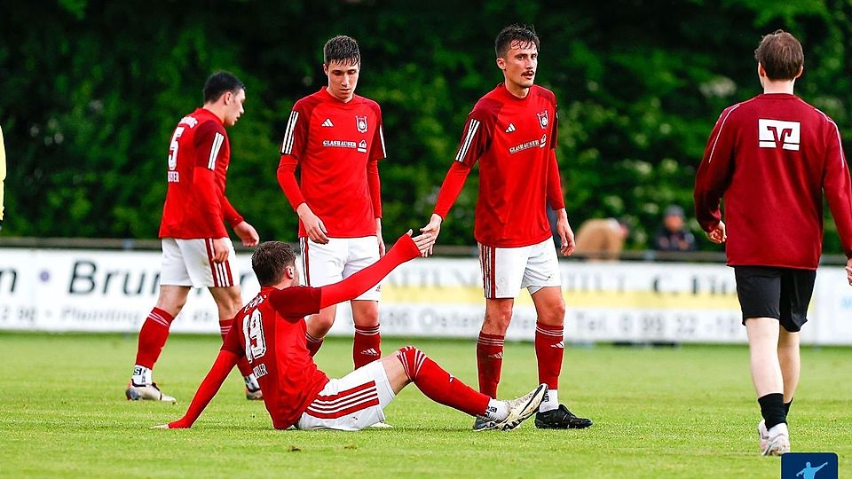 Musste seine Jungs trösten und steuerte selbst ein Eigentor bei: Künzing-Spielertrainer Fabian Burmberger (re.).