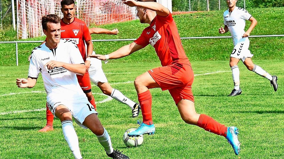 Ein TSV-Neuzugang im Pech: Antonio Belobrajdic (2. v. r.) hatte im Spiel gegen Waldstetten drei gute Möglichkeiten, konnte sie aber allesamt nicht verwerten.