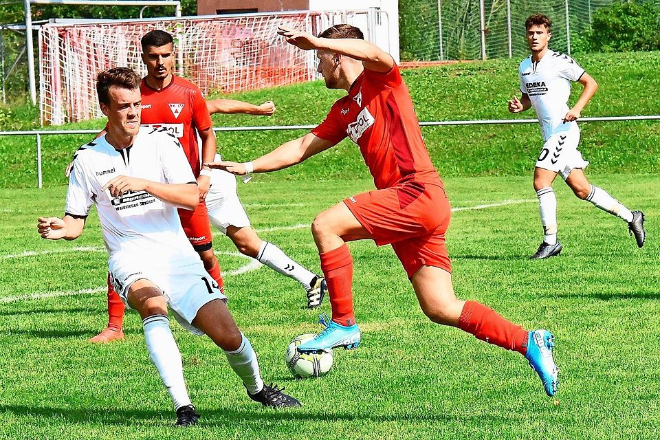 Ein TSV-Neuzugang im Pech: Antonio Belobrajdic (2. v. r.) hatte im Spiel gegen Waldstetten drei gute Möglichkeiten, konnte sie aber allesamt nicht verwerten.