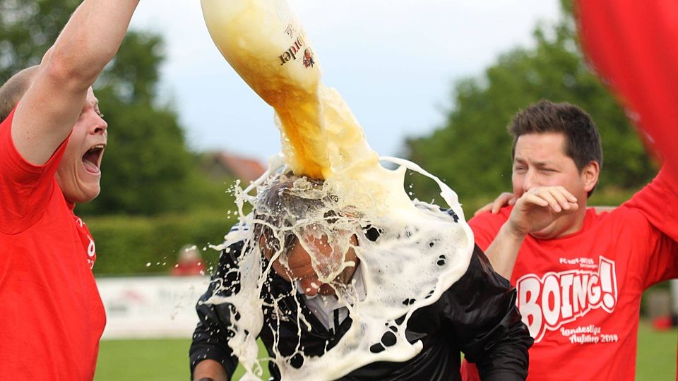 Auch Bierduschen-Fotos wie hier beim Aufstieg von Rot-Weiß Kirchlengern könnten im Amateurfußball bald der Vergangenheit angehören.