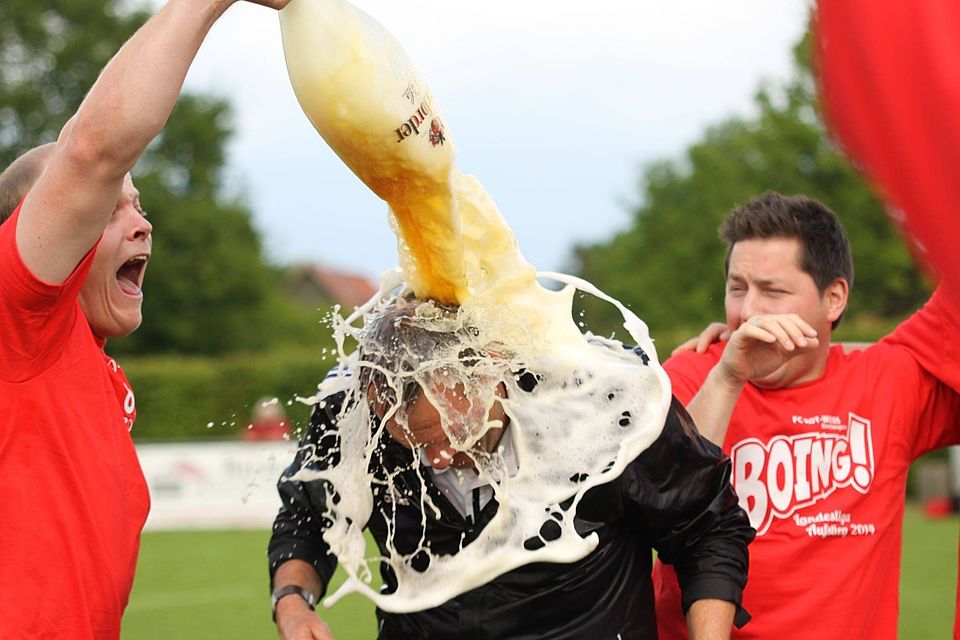 Auch Bierduschen-Fotos wie hier beim Aufstieg von Rot-Weiß Kirchlengern könnten im Amateurfußball bald der Vergangenheit angehören.