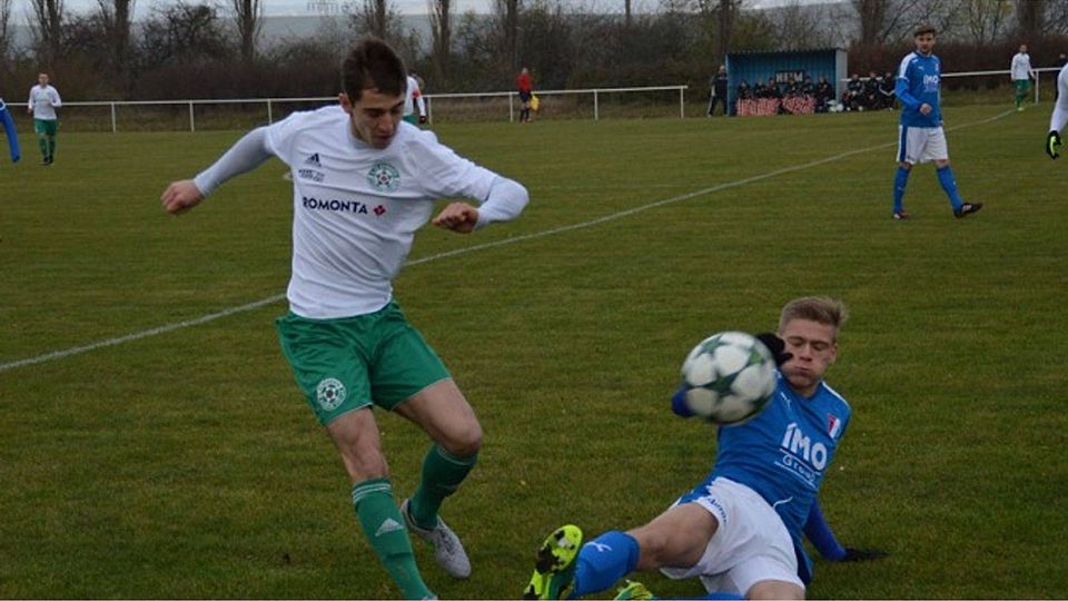 Lucas Einenkel (in weiß) wurde nach seiner starken Leistung gegen Merseburg in die Elf der Woche gewählt.            F: Höxter