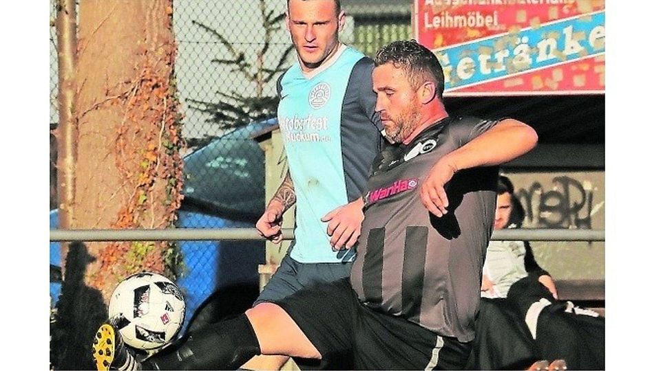 Filigrane Ballannahme: Marek Palus von der SG Katzem-Lövenich scheint der Ball am Fuß zu kleben. Foto: Royal