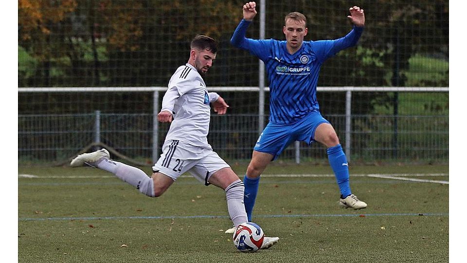 Aus 45 Metern traf Piero Fragomeli (vorne, dahinter der Schifferstädter Lucas Flederer) gegen Mutterstadt.	Foto: Christine Dirigo / pakalski-pres