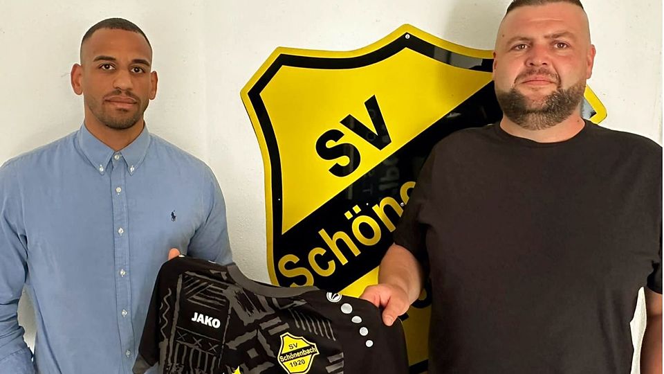 Raoul Dia (l.) mit dem sportlichen Leiter Matthias Siebertz und dem Trikot seines neuen Vereins.