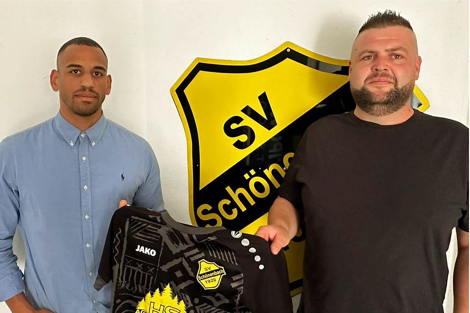 Raoul Dia (l.) mit dem sportlichen Leiter Matthias Siebertz und dem Trikot seines neuen Vereins.