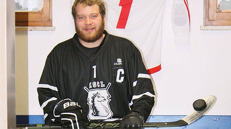 Ob Eishockey- oder Fußballkluft – Kilian Deigendesch kann beides tragen und gut damit umgehen. 	F.: Marius Scheitle