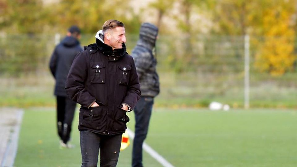 Seit Februar ist Dennis Weiland Trainer des SV DJK Eintracht Bürstadt. Seine Bilanz; 13 Siege, sechs Remis, fünf Niederlagen  –  und die allesamt in der vergangenen Saison.	Foto:  Jährling