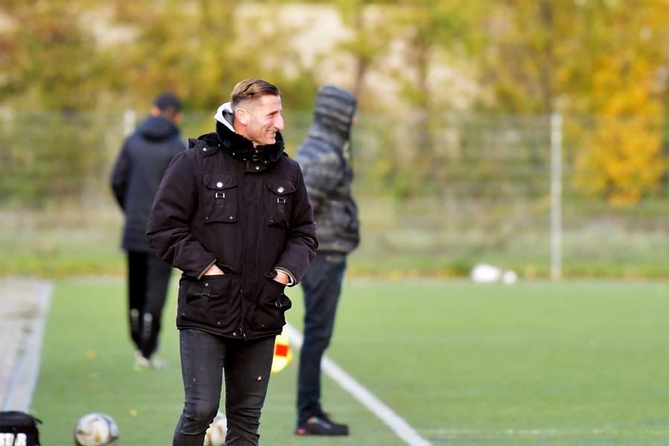 Seit Februar ist Dennis Weiland Trainer des SV DJK Eintracht Bürstadt. Seine Bilanz; 13 Siege, sechs Remis, fünf Niederlagen  –  und die allesamt in der vergangenen Saison.	Foto:  Jährling