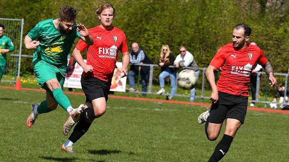 Maurice Knutzen (li., SVE Comet Kiel) trifft zum 2-3 gegen Rot Schwarz Kiel.