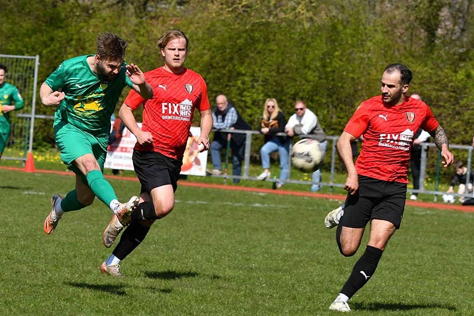 Maurice Knutzen (li., SVE Comet Kiel) trifft zum 2-3 gegen Rot Schwarz Kiel.
