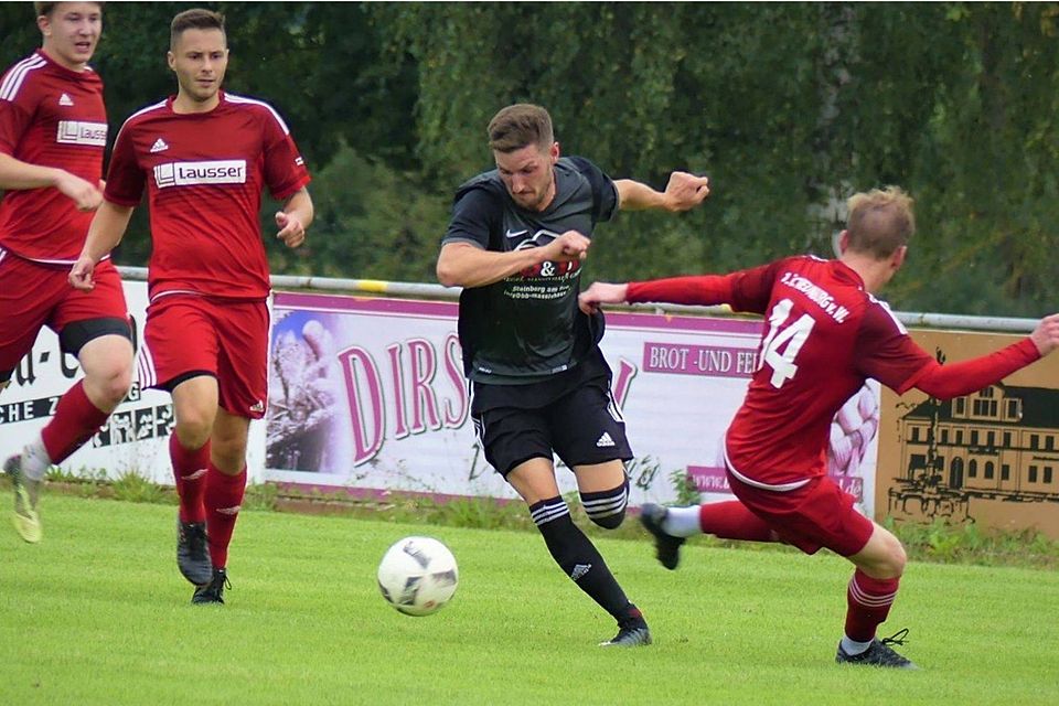 Die beiden Derbys in der vergangenen Saison zwischen dem 1. FC Rötz (in schwarz) und dem 1. FC Neunburg endeten jeweils mit einem Unentschieden. Ob es am Sonntag einen Sieger gibt? Ein besonderes Spiel wird es für Florian Zankl (2. v. l.), der vor dieser Saison vom FC Neunburg nach Rötz gewechselt ist.
